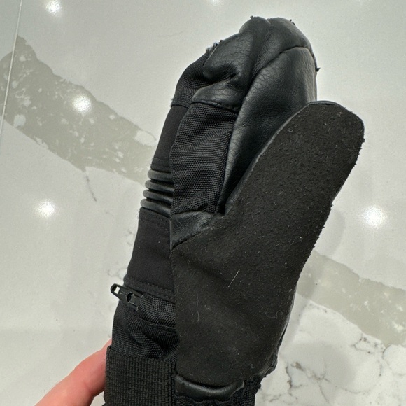 Youth REI black mittens size XS for skiing or snowboarding - Picture 4 of 7